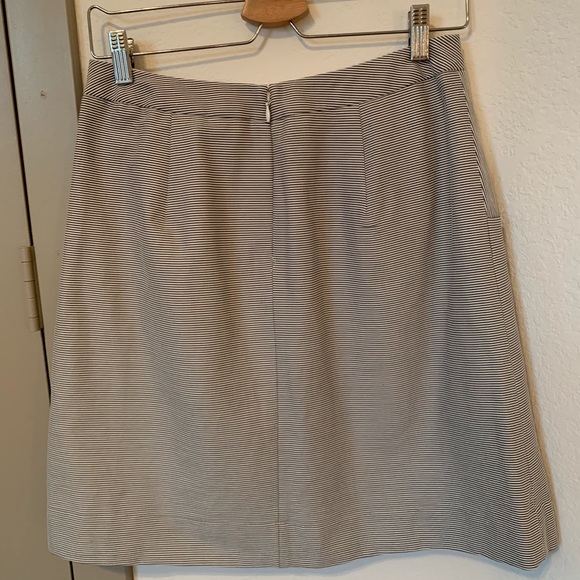 NWT Limited Seersucker Skirt. Size 4 - Picture 2 of 4